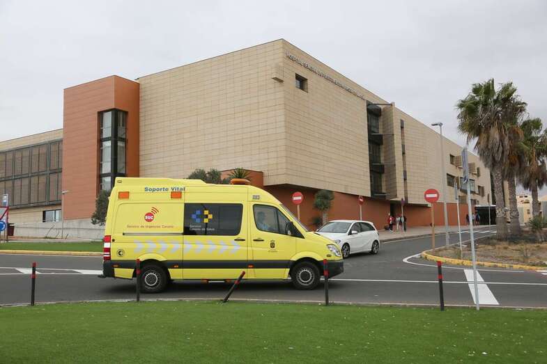 Ambulancia junto a un hospital (Foto TA)